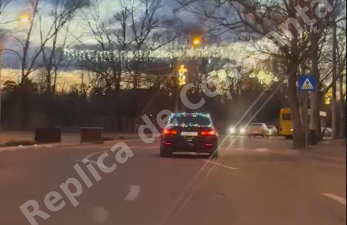 BMW împodobit cu o instalație de brad, pe străzile din Constanța VIDEO