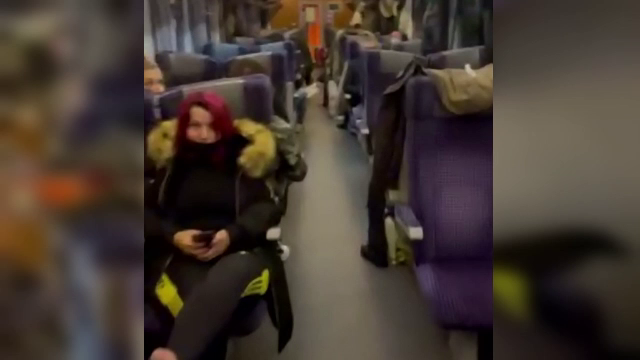 Noapte de coșmar. Călătorii unui tren Galați-București au rămas cinci ore blocați pe un câmp