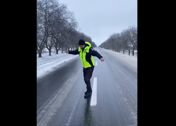 Cum încearcă polițiștii din Republica Moldova să convingă șoferii sa circule cu prudență, în condiții de iarnă. VIDEO
