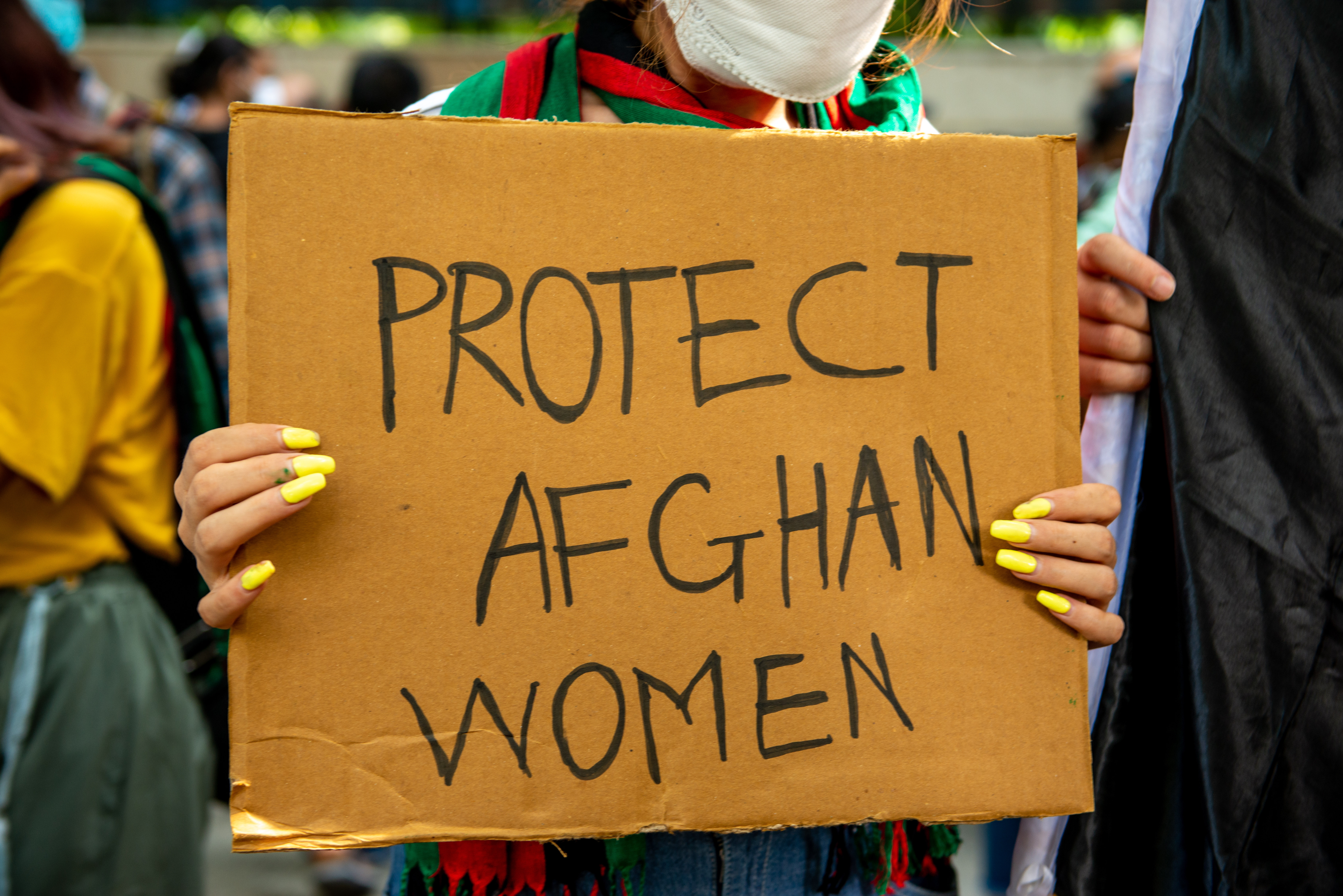 Zeci de femei afgane protestează la Kabul. Ele cer să li se respecte drepturile și să fie oprite ”asasinatele”