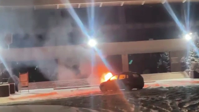 O mașină a ars în Piatra Neamț. Șoferul făcea drifturi pe zăpadă când a izbucnit focul