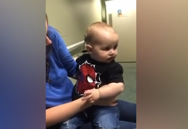 Momentul emoționant în care un bebeluș de nouă luni aude pentru prima dată vocea părinților. Copilul se născuse surd