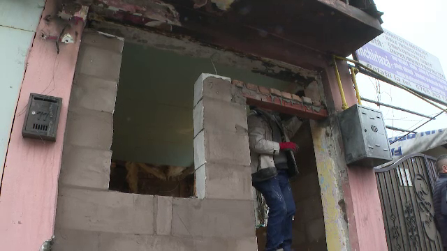Câțiva români care au venit în țară de Sărbători lucrează de zor pentru a reface locuința unui om sărman
