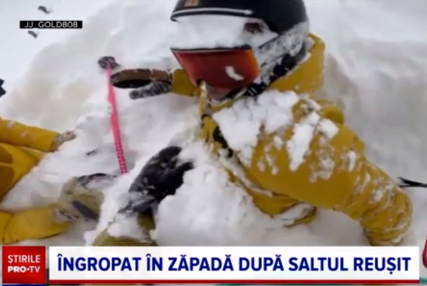 Momentul în care un schior a rămas îngropat în zăpadă, cu picioarele în sus. Cum a reușit să scape cu viață | VIDEO