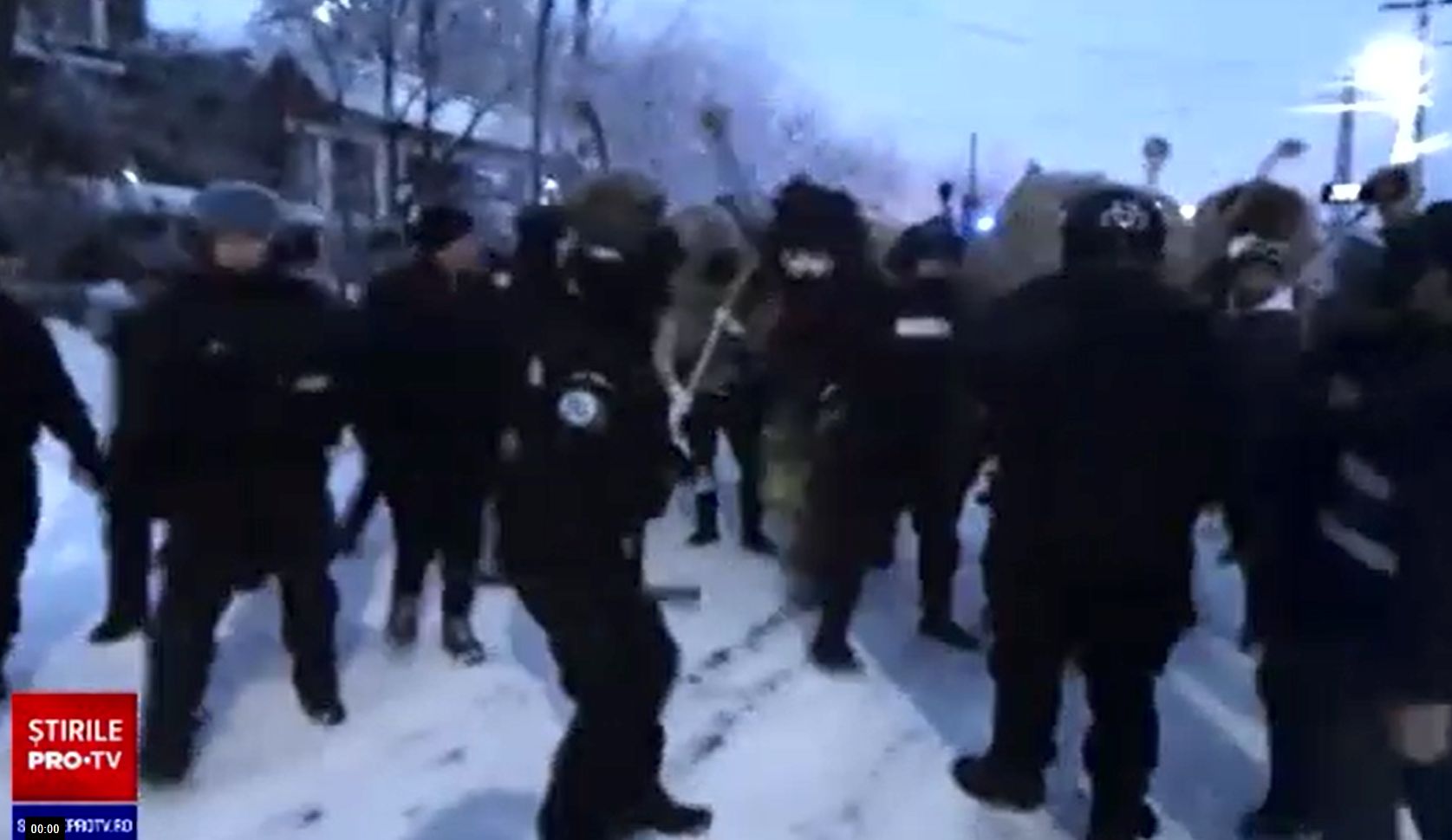 Jandarm lovit cu pumnul în față în confruntarea de la Ruginoasa. Războinicii se vor alege cu dosare penale