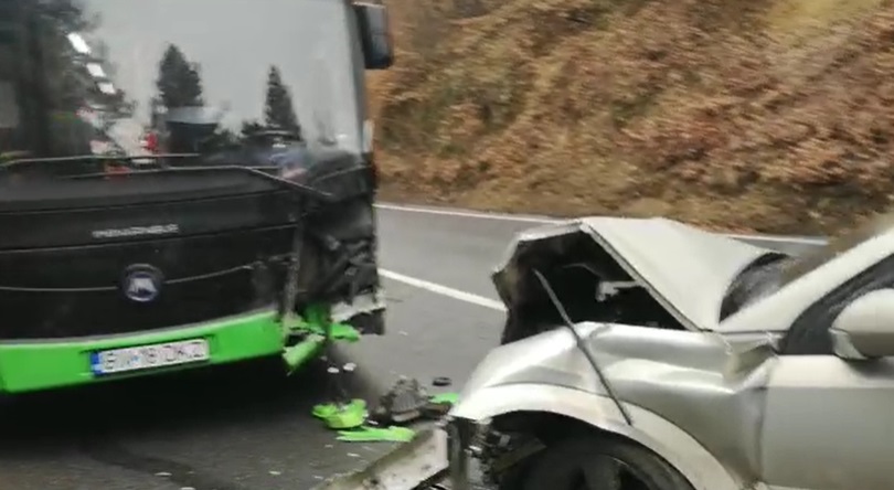 Un autobuz și o mașină s-au ciocnit, în Brașov. Mai multe persoane au ajuns la spital