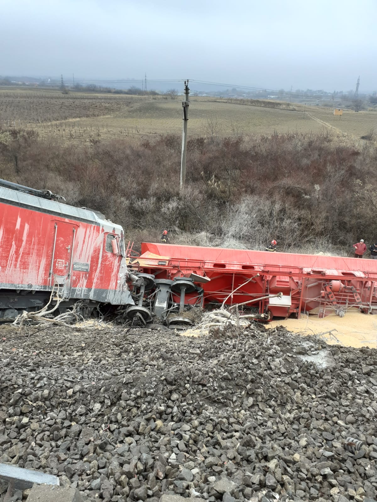 Două trenuri s-au ciocnit în Vrancea. Primele imagini de la locul accidentului. GALERIE FOTO - Imaginea 1