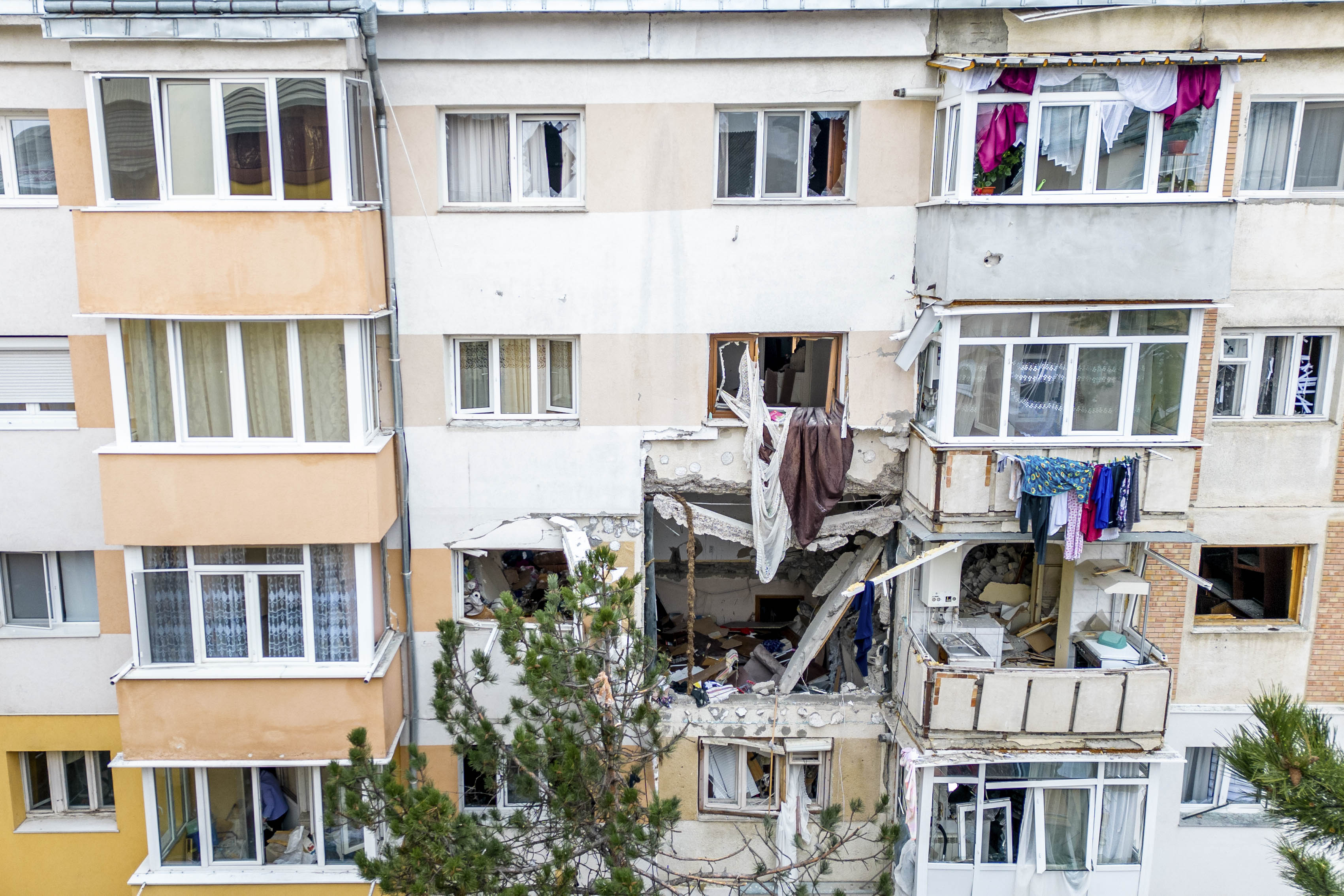 Deces după explozia produsă într-un bloc din Suceava. Bărbatul care a fost aruncat printr-o fereastră a murit | GALERIE FOTO - Imaginea 1