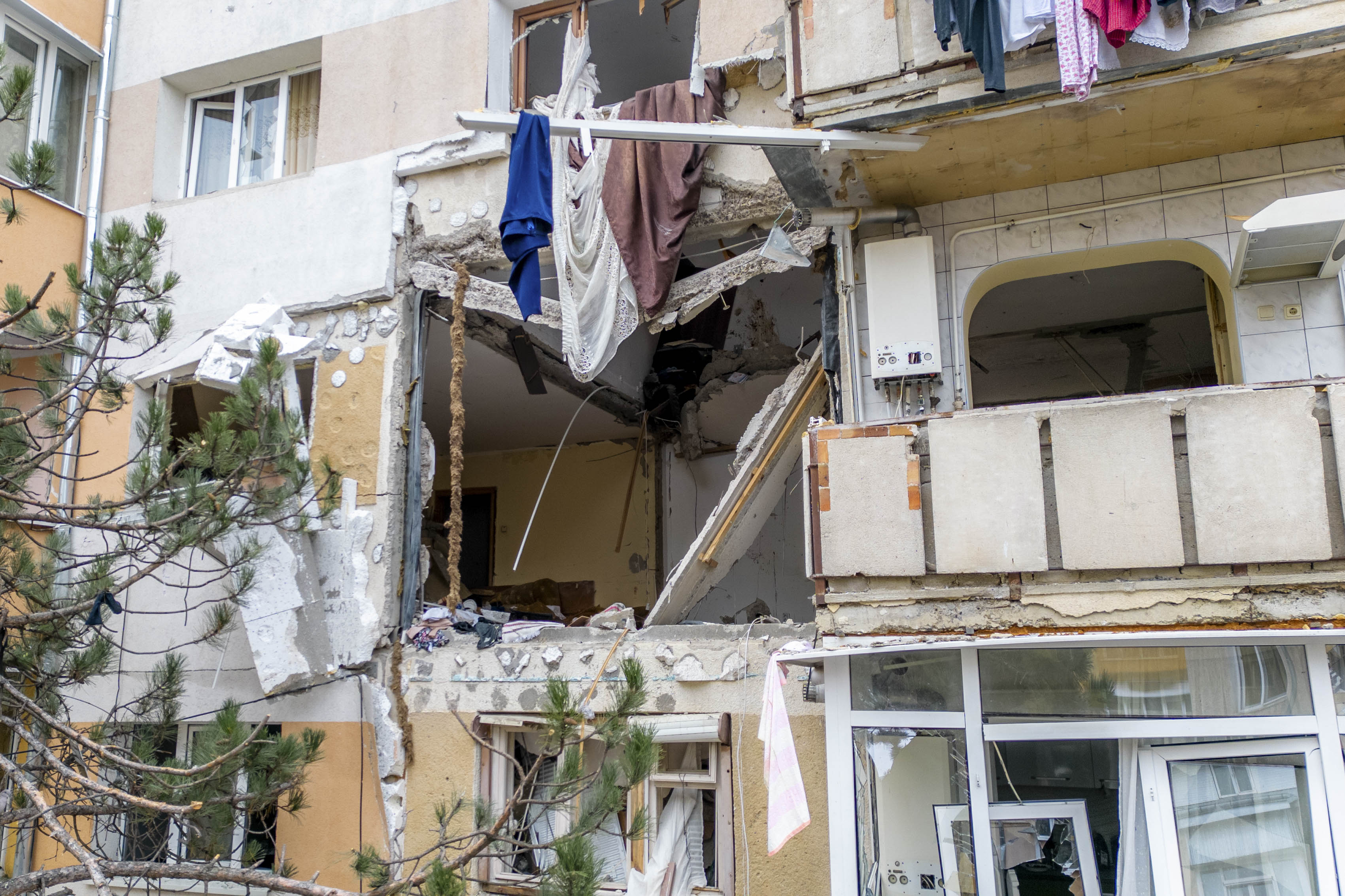 Deces după explozia produsă într-un bloc din Suceava. Bărbatul care a fost aruncat printr-o fereastră a murit | GALERIE FOTO - Imaginea 3
