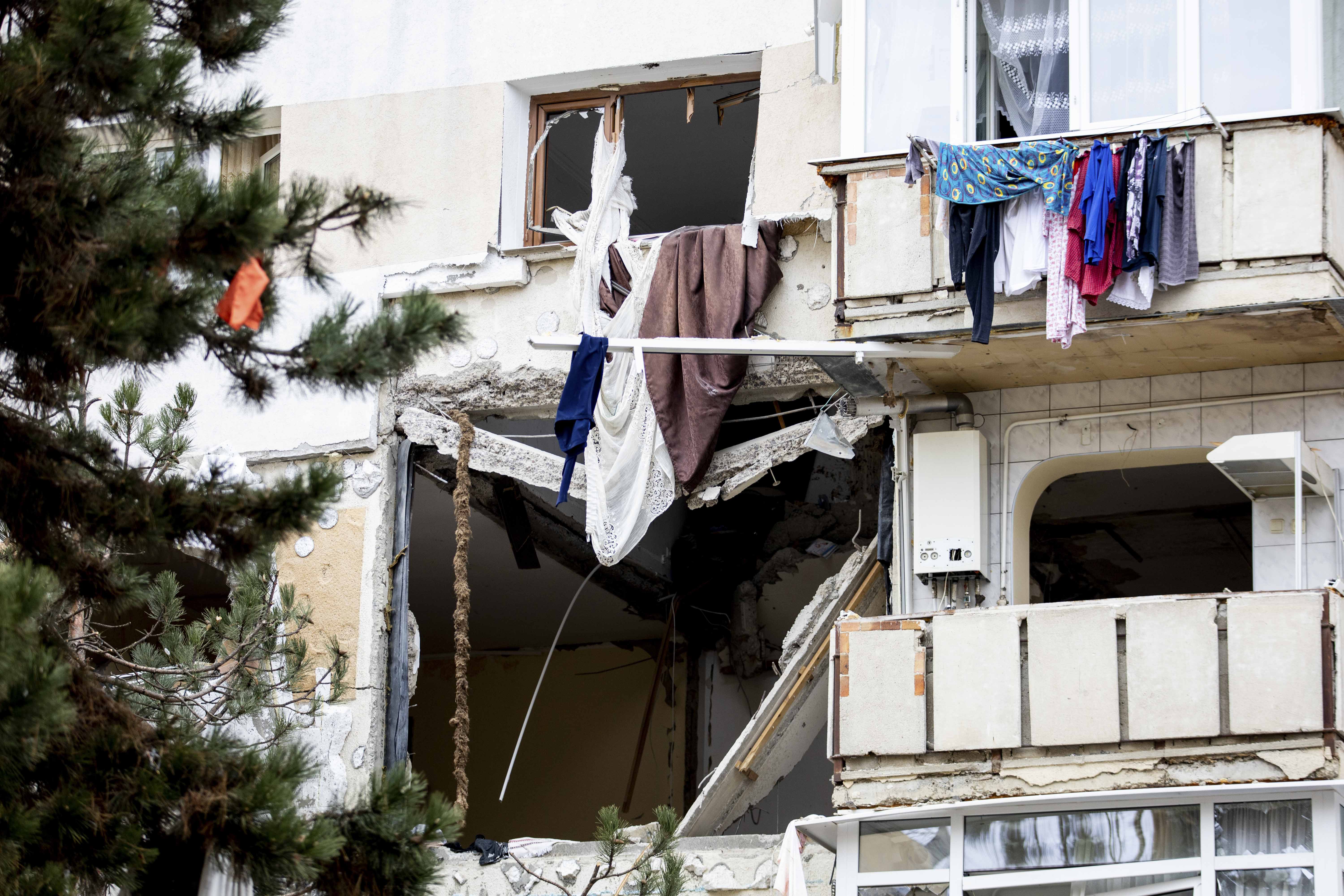 Deces după explozia produsă într-un bloc din Suceava. Bărbatul care a fost aruncat printr-o fereastră a murit | GALERIE FOTO - Imaginea 4