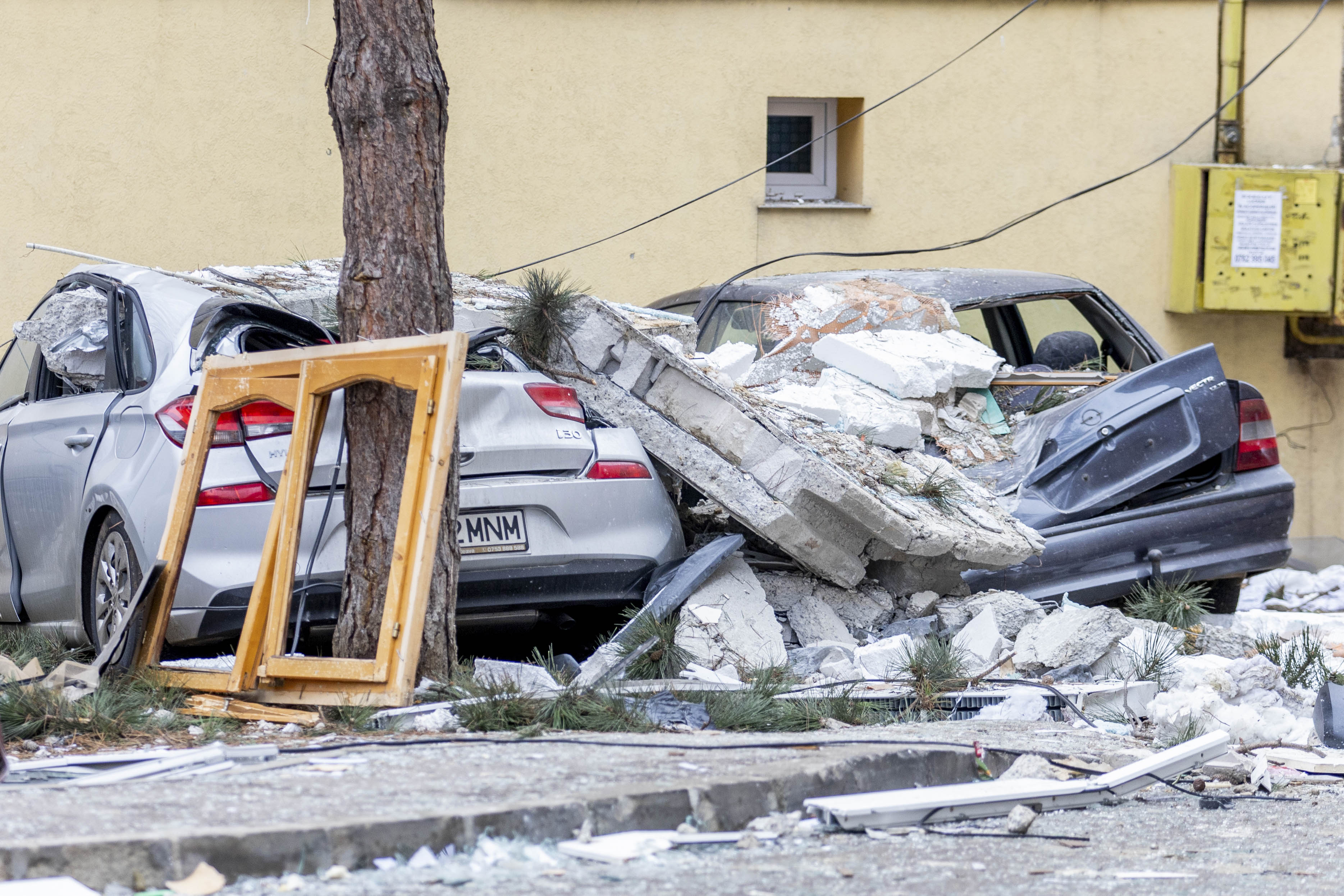Deces după explozia produsă într-un bloc din Suceava. Bărbatul care a fost aruncat printr-o fereastră a murit | GALERIE FOTO - Imaginea 5