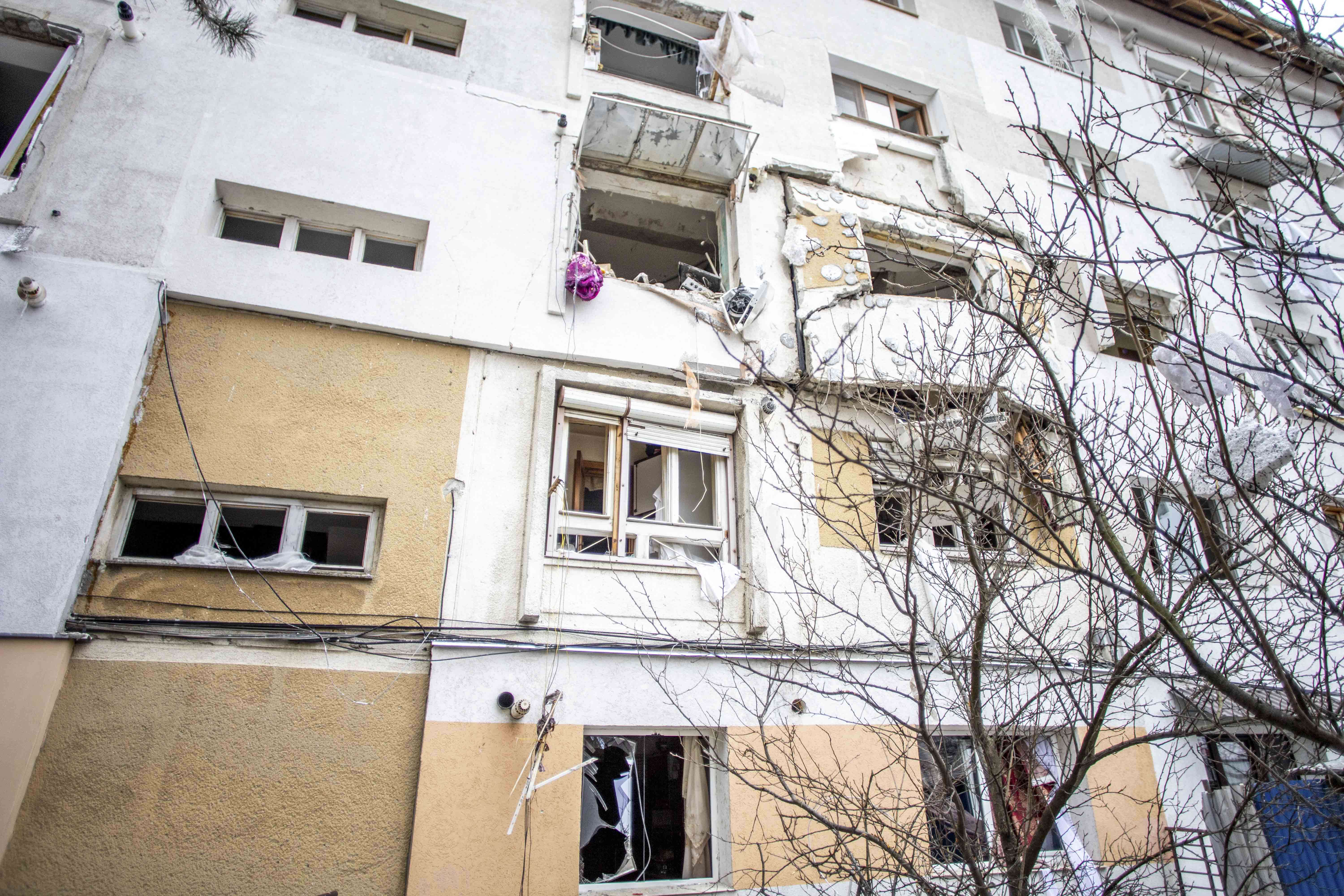 Deces după explozia produsă într-un bloc din Suceava. Bărbatul care a fost aruncat printr-o fereastră a murit | GALERIE FOTO - Imaginea 6