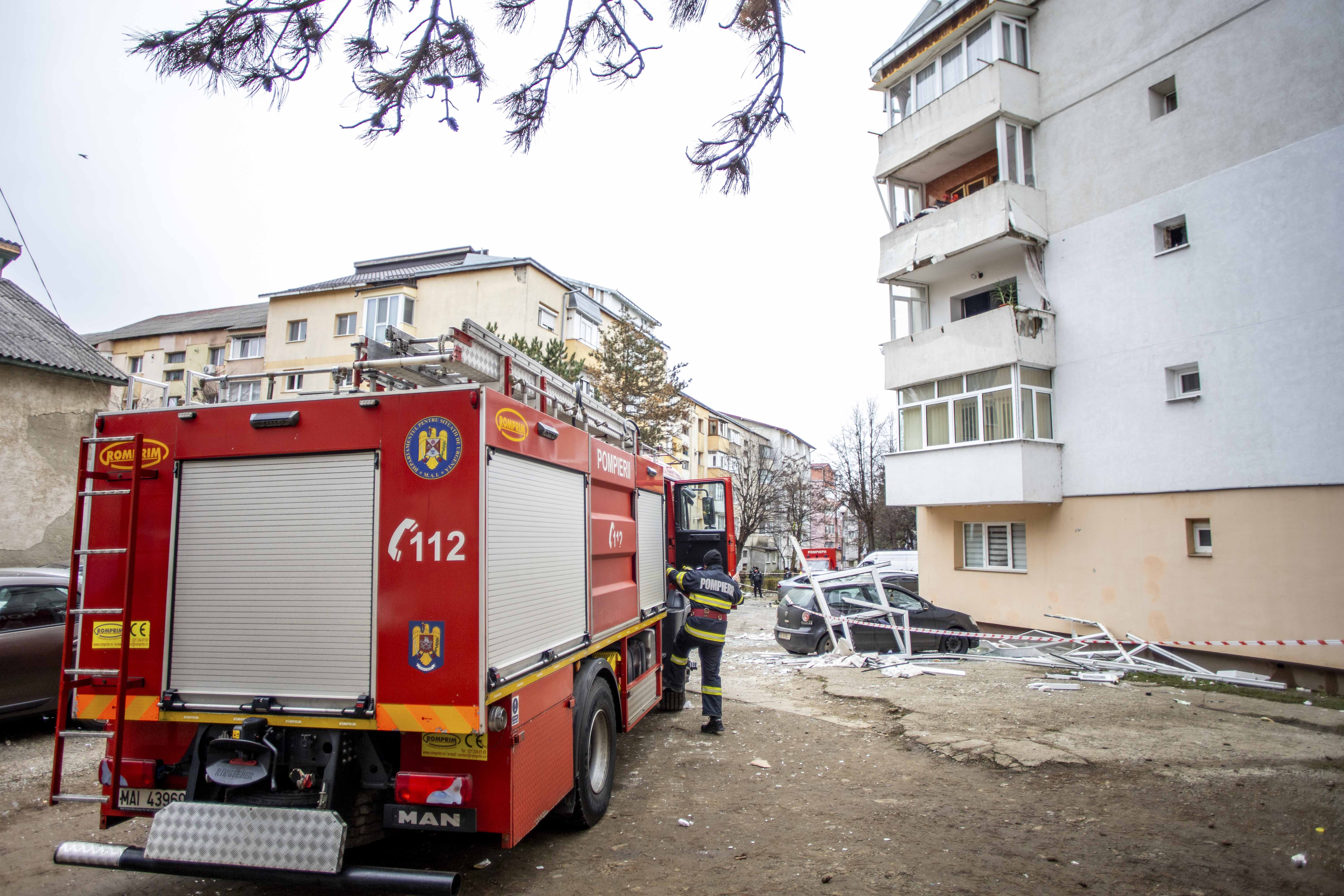 Deces după explozia produsă într-un bloc din Suceava. Bărbatul care a fost aruncat printr-o fereastră a murit | GALERIE FOTO - Imaginea 7