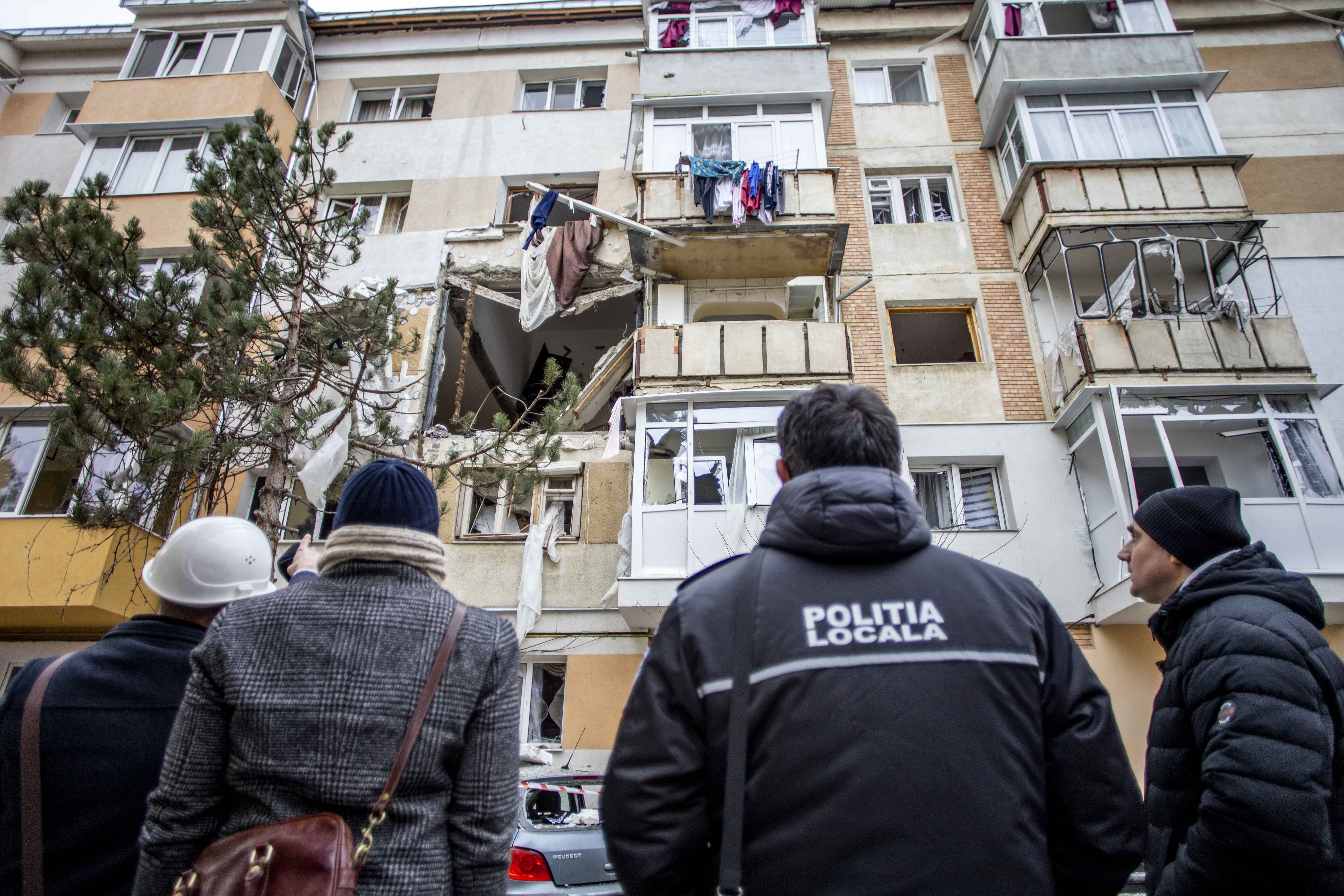 Deces după explozia produsă într-un bloc din Suceava. Bărbatul care a fost aruncat printr-o fereastră a murit | GALERIE FOTO - Imaginea 8