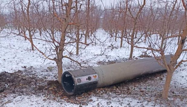 Bucăți dintr-o rachetă au căzut în Republica Moldova, aproape de granița cu România. GALERIE FOTO - Imaginea 1