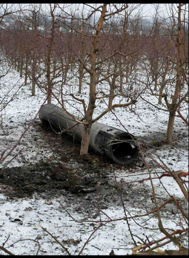 Bucăți dintr-o rachetă au căzut în Republica Moldova, aproape de granița cu România. GALERIE FOTO - Imaginea 5