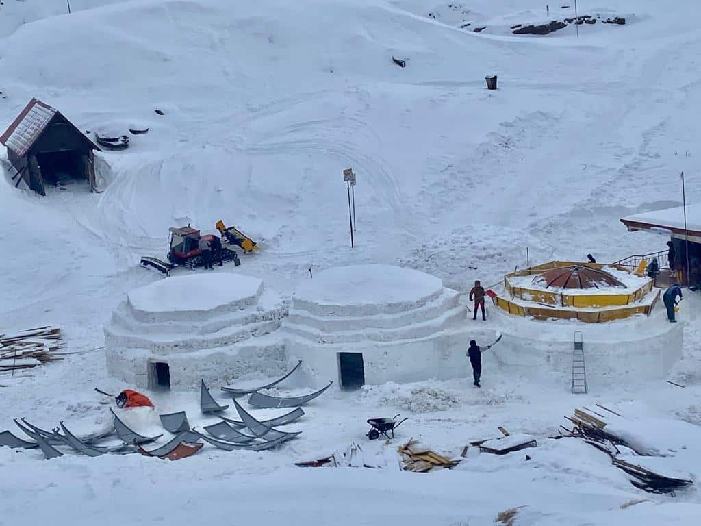 Imagini spectaculoase de la construirea noului hotel de gheață de la Bâlea Lac GALERIE FOTO - Imaginea 1