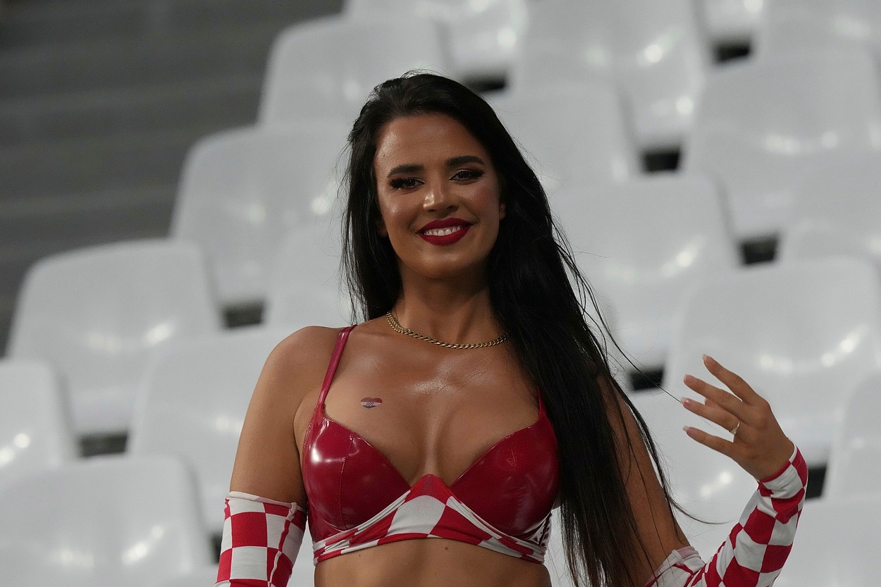 Fosta „Miss Croația” Ivana Knoll a făcut senzație în tribune, la meciul cu Brazilia. Fanii s-au fotografiat cu ea - Imaginea 4