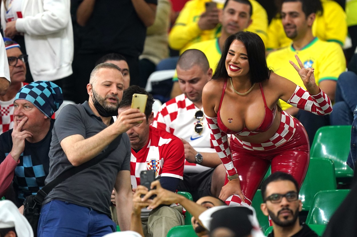 Fosta „Miss Croația” Ivana Knoll a făcut senzație în tribune, la meciul cu Brazilia. Fanii s-au fotografiat cu ea - Imaginea 5