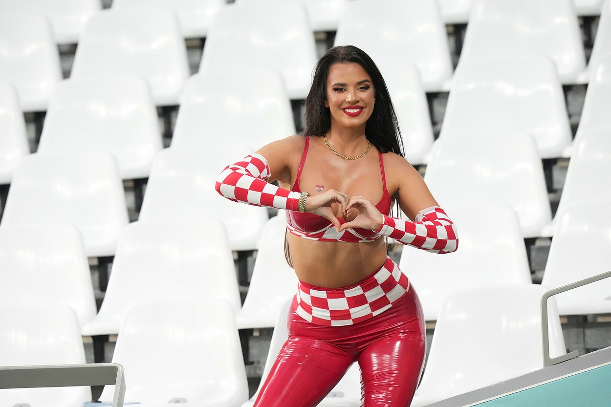 Fosta „Miss Croația” Ivana Knoll a făcut senzație în tribune, la meciul cu Brazilia. Fanii s-au fotografiat cu ea - Imaginea 6