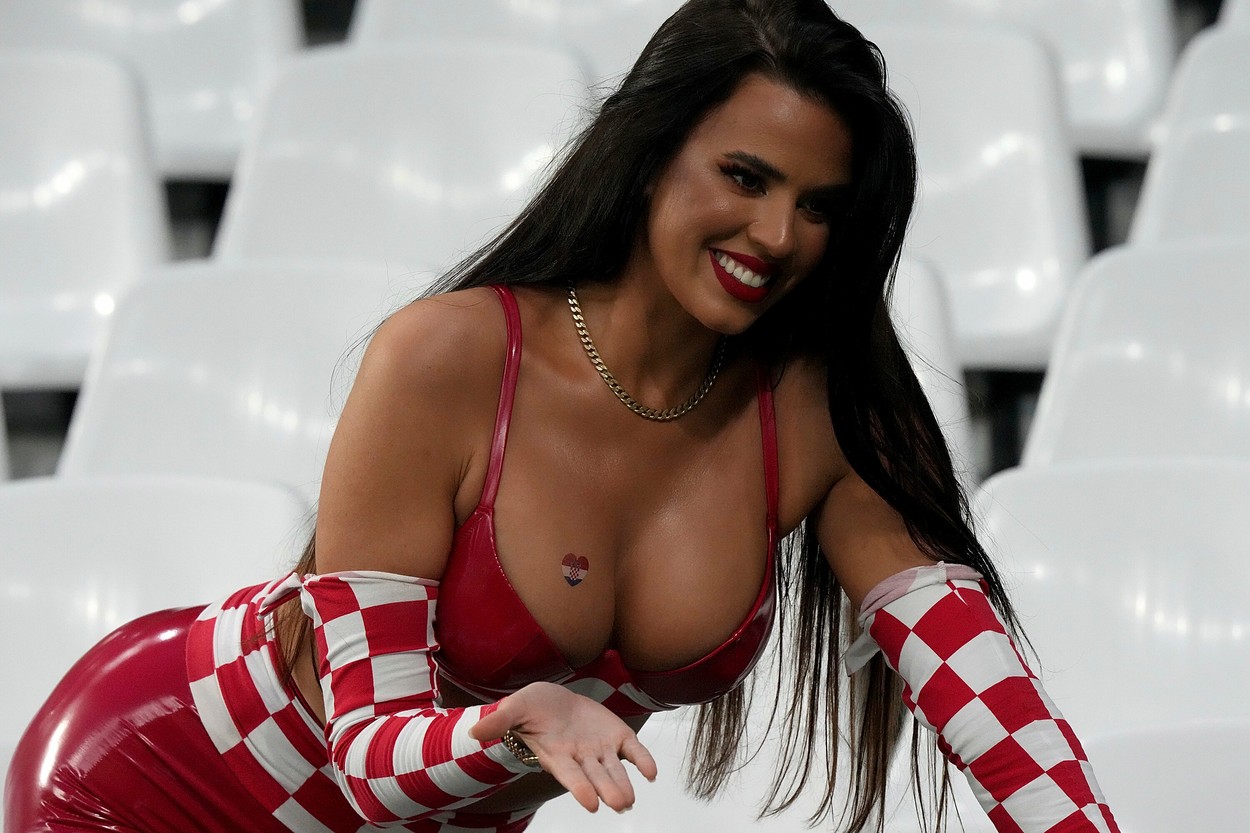 Fosta „Miss Croația” Ivana Knoll a făcut senzație în tribune, la meciul cu Brazilia. Fanii s-au fotografiat cu ea - Imaginea 7