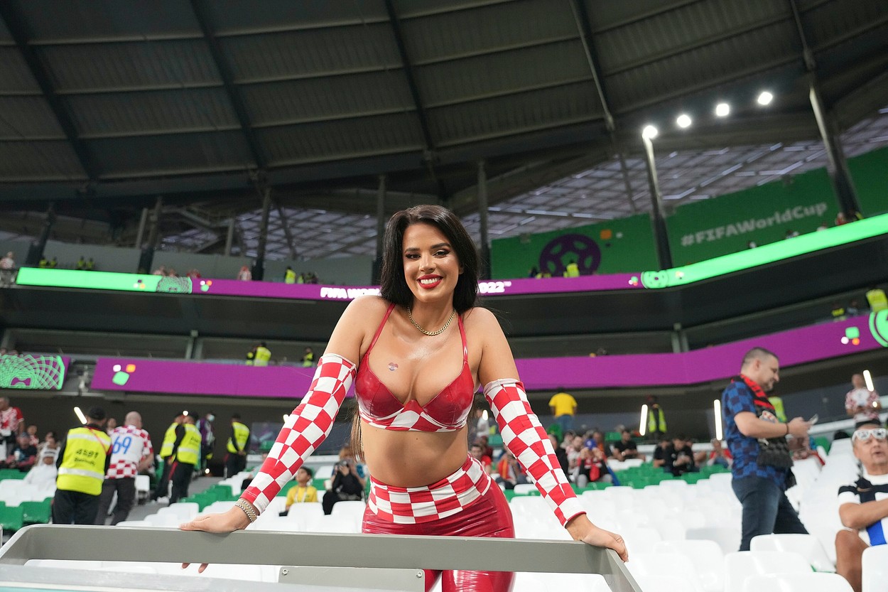 Fosta „Miss Croația” Ivana Knoll a făcut senzație în tribune, la meciul cu Brazilia. Fanii s-au fotografiat cu ea - Imaginea 8