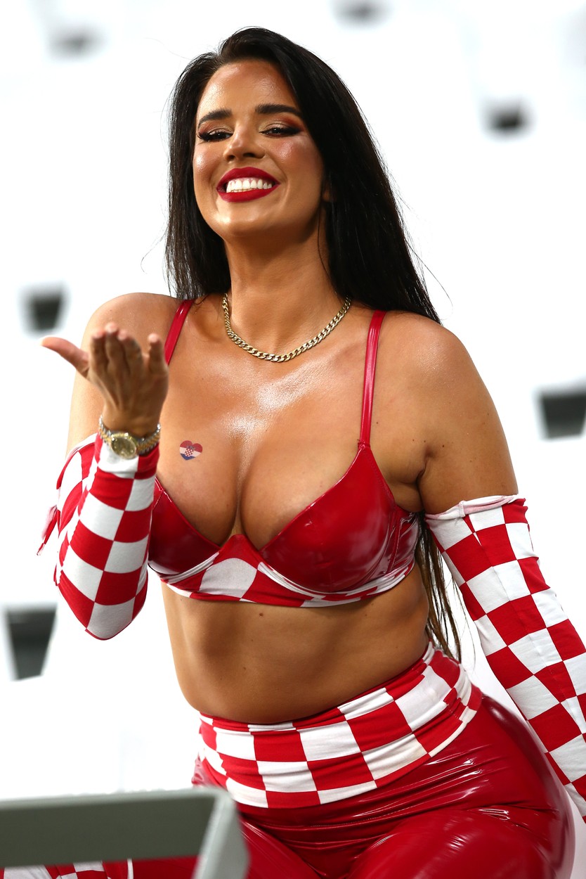 Fosta „Miss Croația” Ivana Knoll a făcut senzație în tribune, la meciul cu Brazilia. Fanii s-au fotografiat cu ea - Imaginea 9