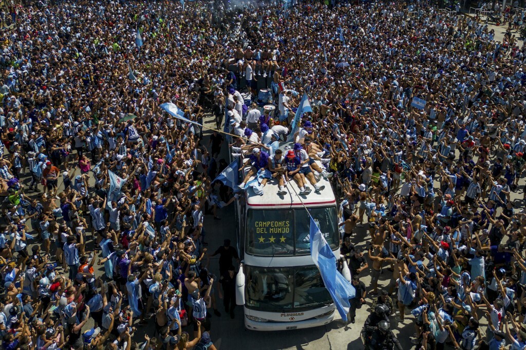 The events unfolded in celebration in Buenos Aires, where 5 million people took to the streets.  Soldiers, board the helicopters - Figure 15