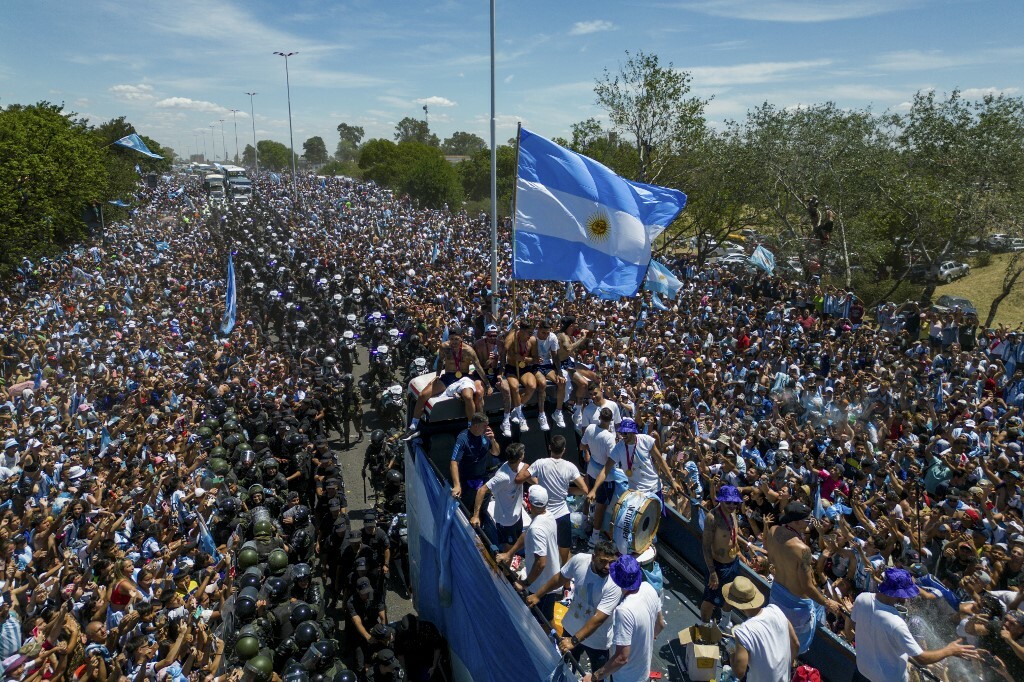 The events unfolded in celebration in Buenos Aires, where 5 million people took to the streets.  Soldiers, board the helicopters - Figure 18