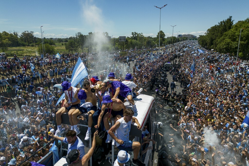 The events unfolded in celebration in Buenos Aires, where 5 million people took to the streets.  Soldiers, board the helicopters - Figure 19
