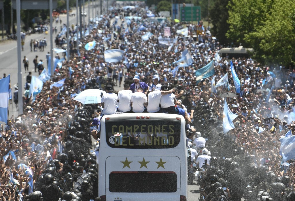 The events unfolded in celebration in Buenos Aires, where 5 million people took to the streets.  Soldiers, board the helicopters - Figure 3