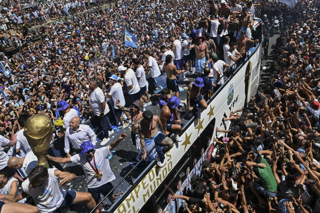 The events unfolded in celebration in Buenos Aires, where 5 million people took to the streets.  Soldiers, board the helicopters - Figure 4