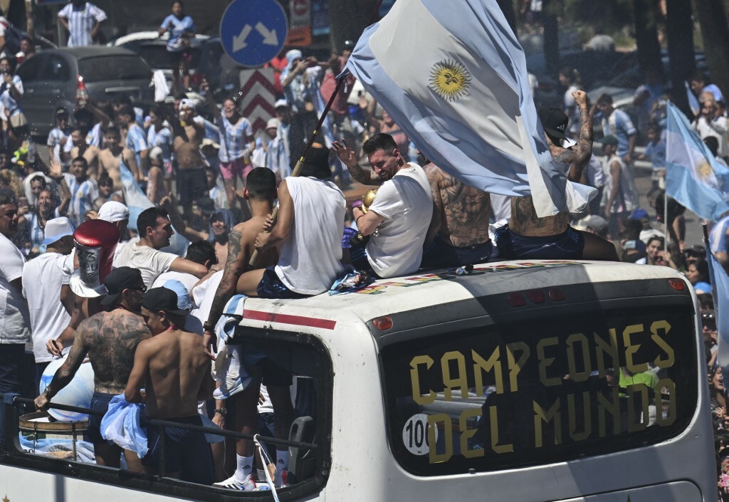 The events unfolded in celebration in Buenos Aires, where 5 million people took to the streets.  Soldiers, board the helicopters - Figure 5