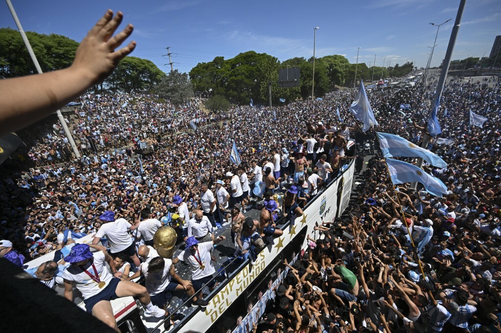 The events unfolded in celebration in Buenos Aires, where 5 million people took to the streets.  Soldiers, board the helicopters - Figure 7