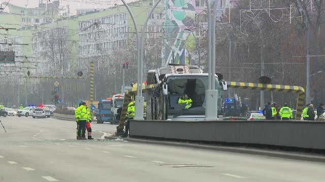 Ο οδηγός του πούλμαν που μετέφερε Έλληνες τουρίστες φέρεται να μπήκε πολύ αργά στη λωρίδα του Union Passage - Εικόνα 7