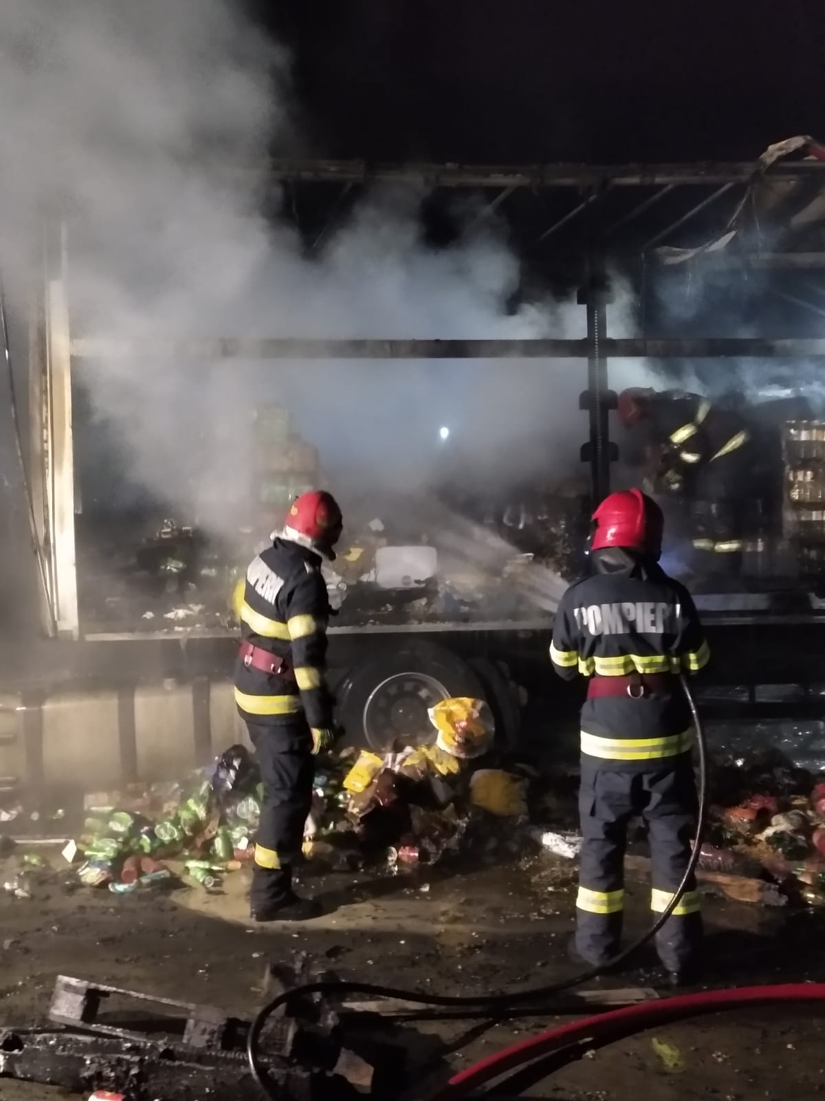 Incendiu de proporții într-un parc auto al unei societăți comerciale din Oradea. Paznicul a suferit un atac de panică - Imaginea 1