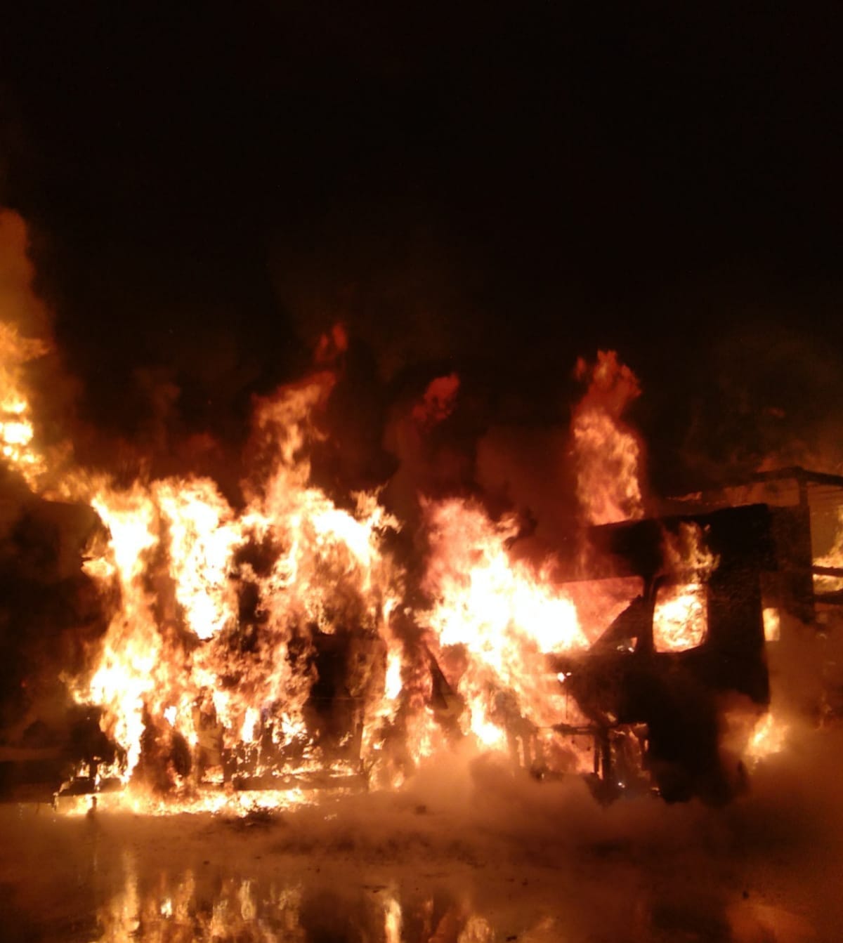 Incendiu de proporții într-un parc auto al unei societăți comerciale din Oradea. Paznicul a suferit un atac de panică - Imaginea 5