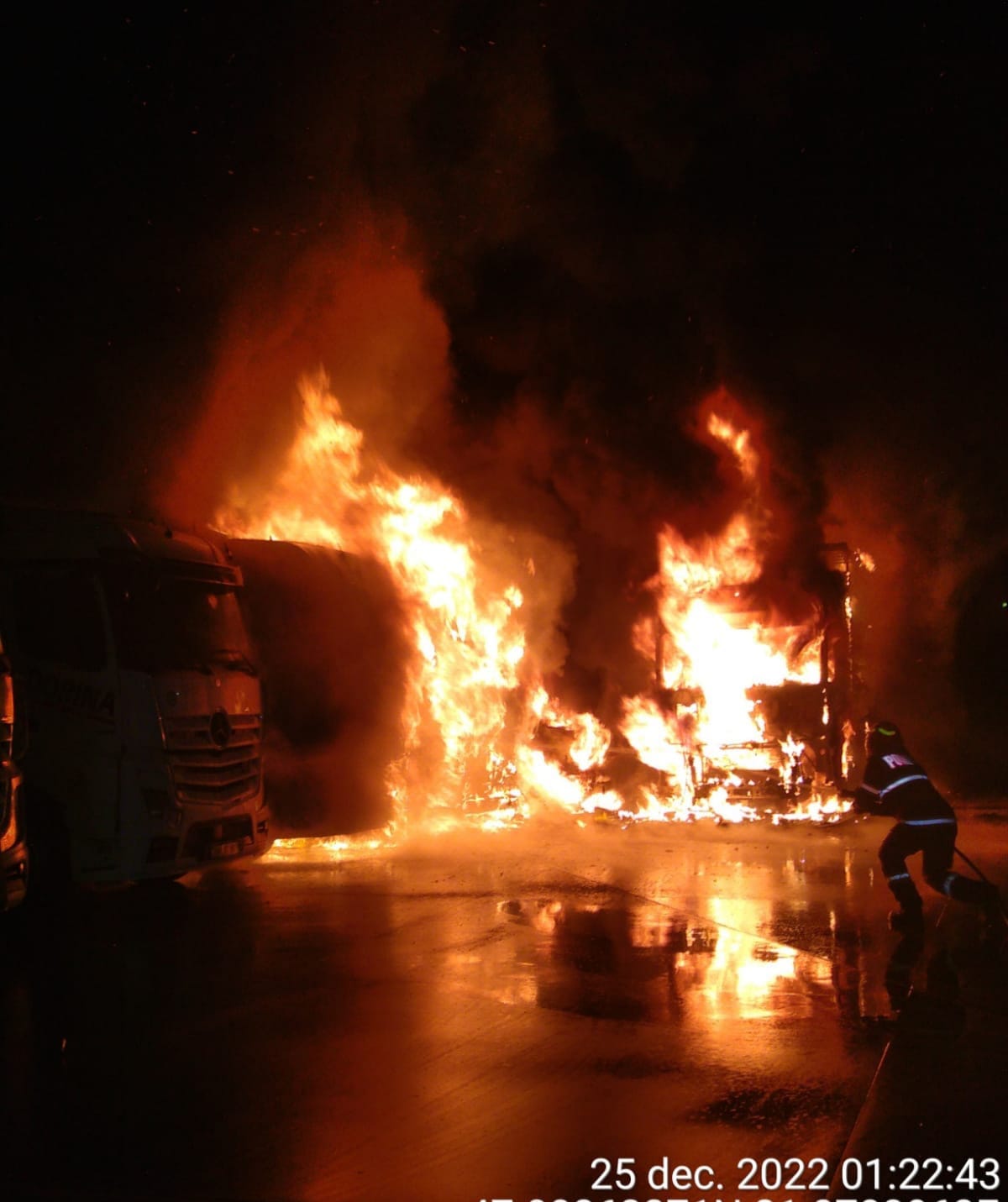 Incendiu de proporții într-un parc auto al unei societăți comerciale din Oradea. Paznicul a suferit un atac de panică - Imaginea 6