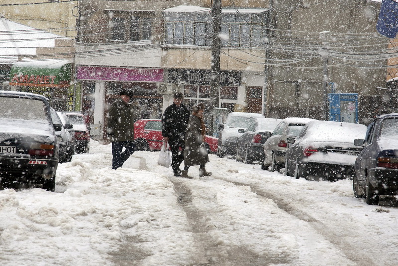 Iarna este nemiloasa in Moldova. Ambulante blocate in nameti, sute de scoli inchise