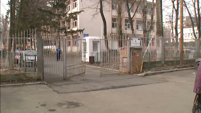Incident deosebit de grav la o scoala din Bucuresti. Un elev ar fi fost aruncat de la etaj de colegi