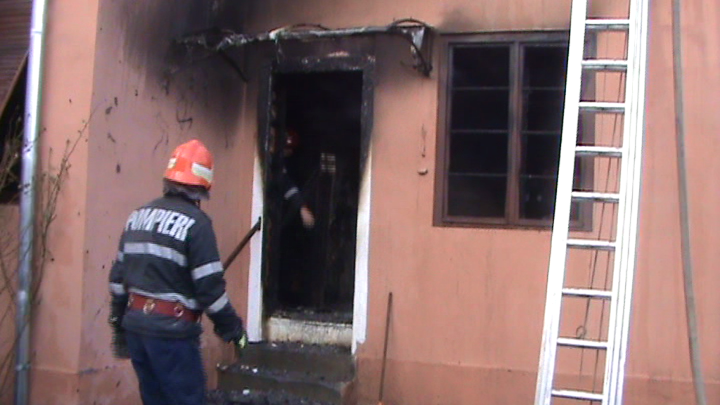 Incendiu la o casa din Caransebes. Din fericire nu s-au inregistrat victime, dar pagubele ajung la 15.000 de lei
