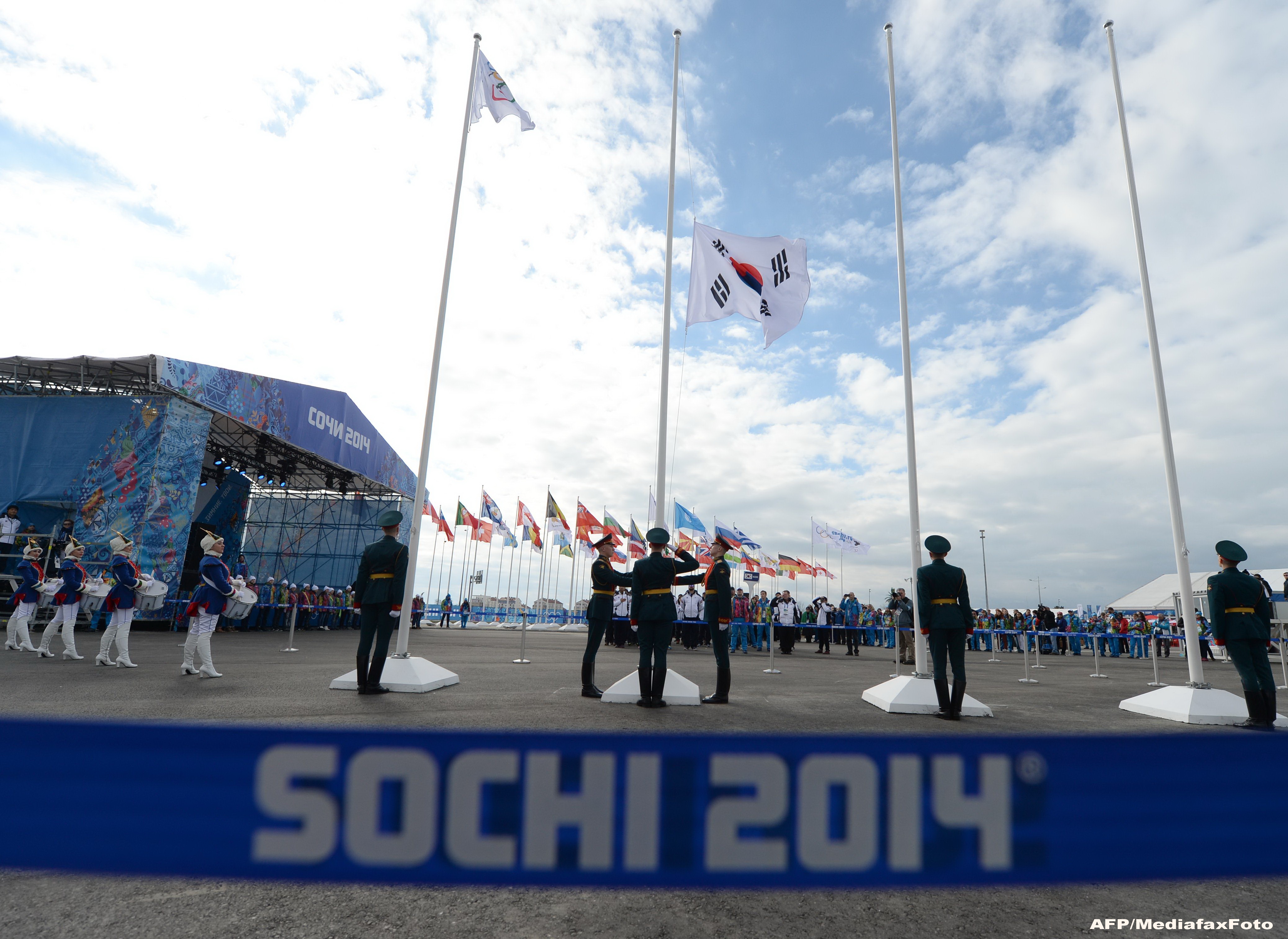 Imaginea dezolanta a statiunii Soci, la o luna de la terminarea Jocurilor Olimpice de Iarna. Strazi pustii, gropi si caini