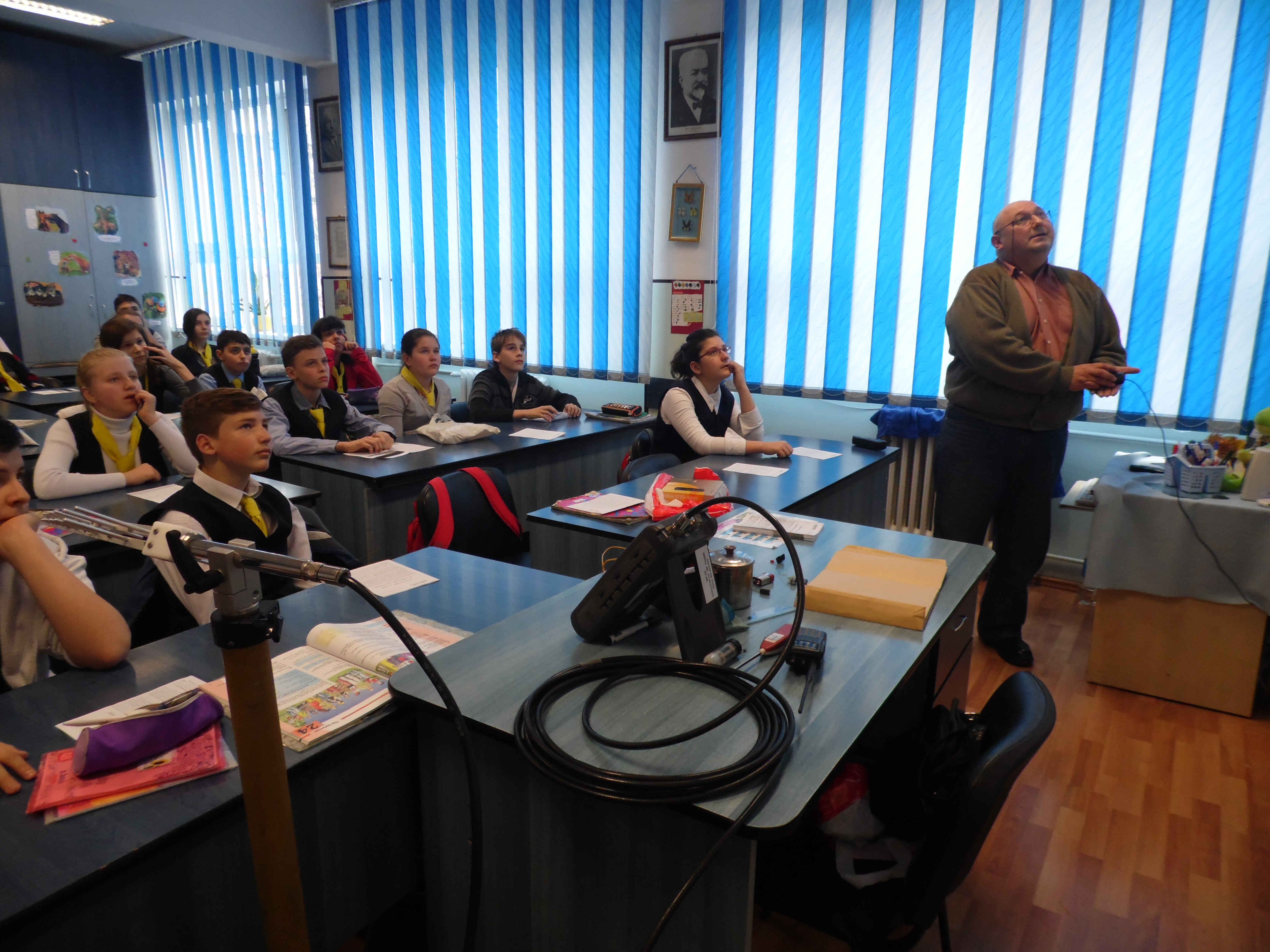 Elevii din Arad au „calatorit” prin istoria radiocomunicatiilor. Au invatat cum este transmisa flacara olimpica, pe glob - Imaginea 4