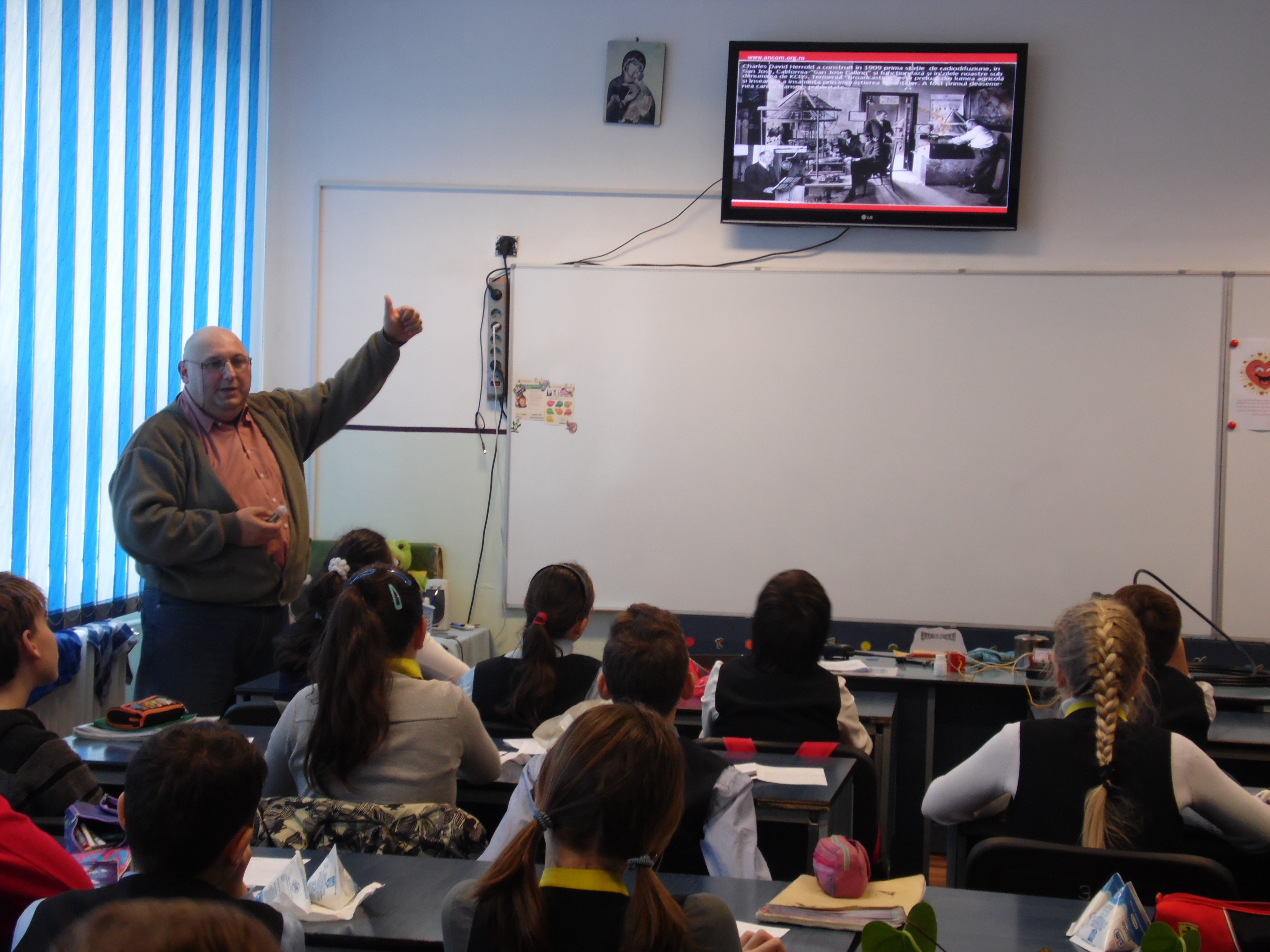 Elevii din Arad au „calatorit” prin istoria radiocomunicatiilor. Au invatat cum este transmisa flacara olimpica, pe glob - Imaginea 5