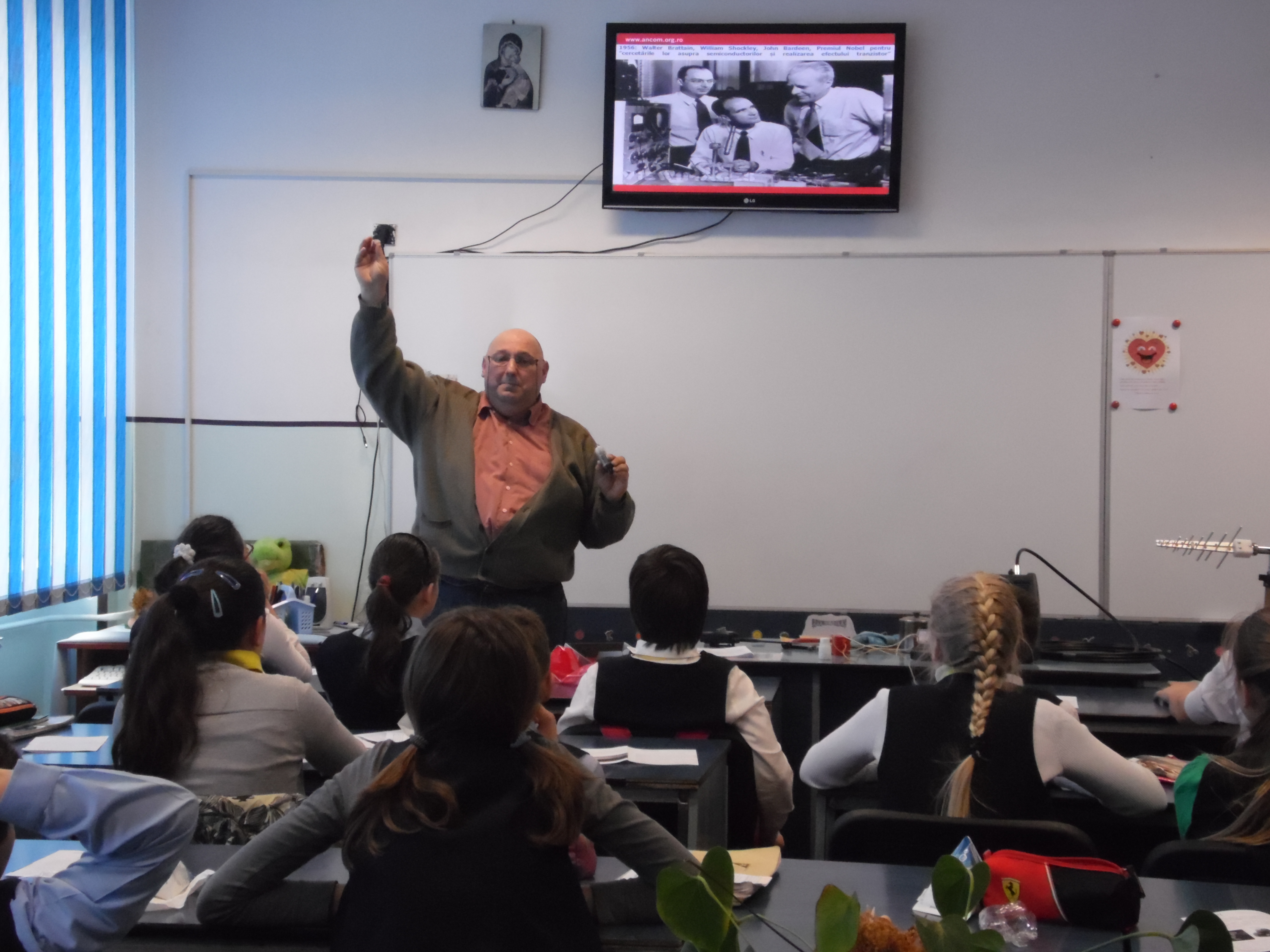 Elevii din Arad au „calatorit” prin istoria radiocomunicatiilor. Au invatat cum este transmisa flacara olimpica, pe glob - Imaginea 7