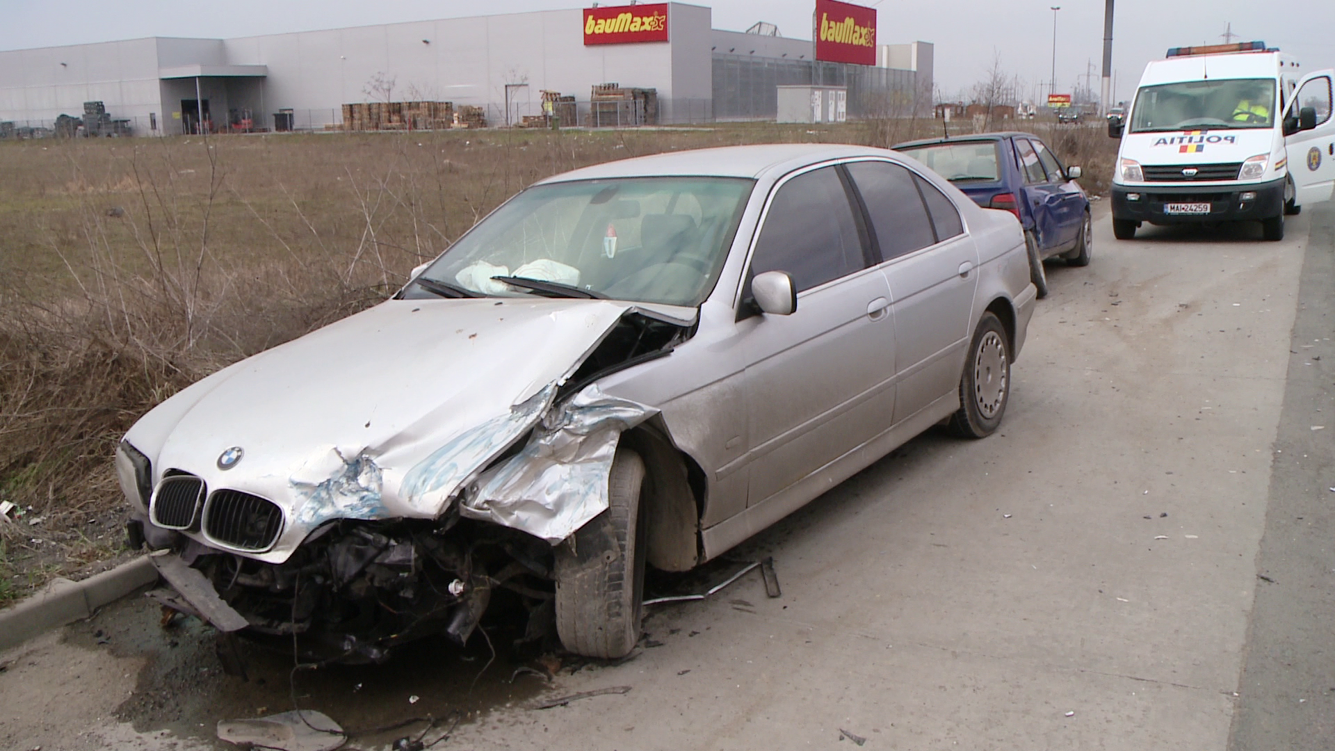 Accident pe Calea Sagului, la Timisoara. Trei masini s-au ciocnit violent, nici o persoana nu a fost ranita - Imaginea 2