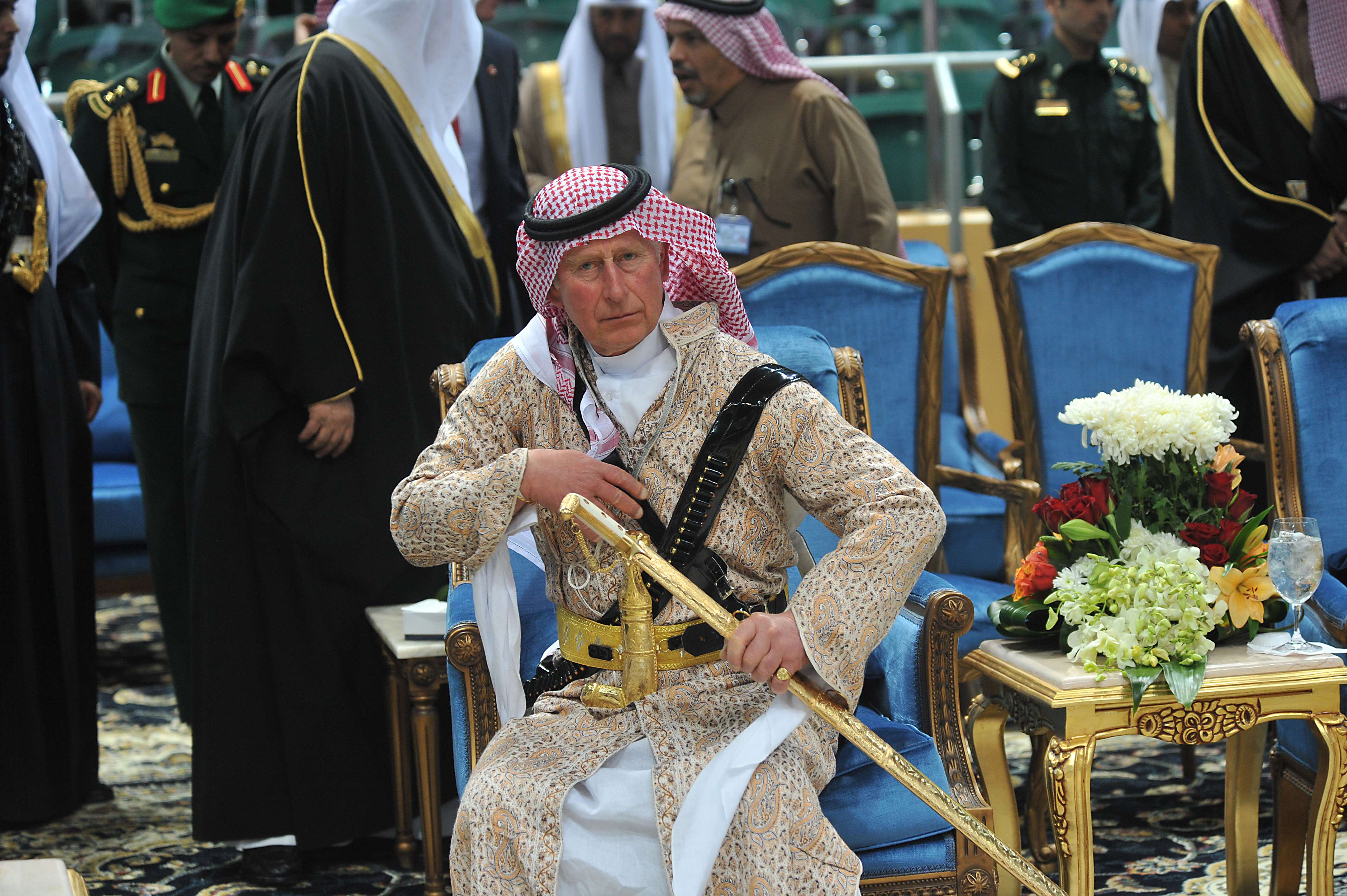 Charles al Arabiei. Printul de Wales a purtat un costum traditional si o sabie din aur intr-o vizita in Arabia Saudita
