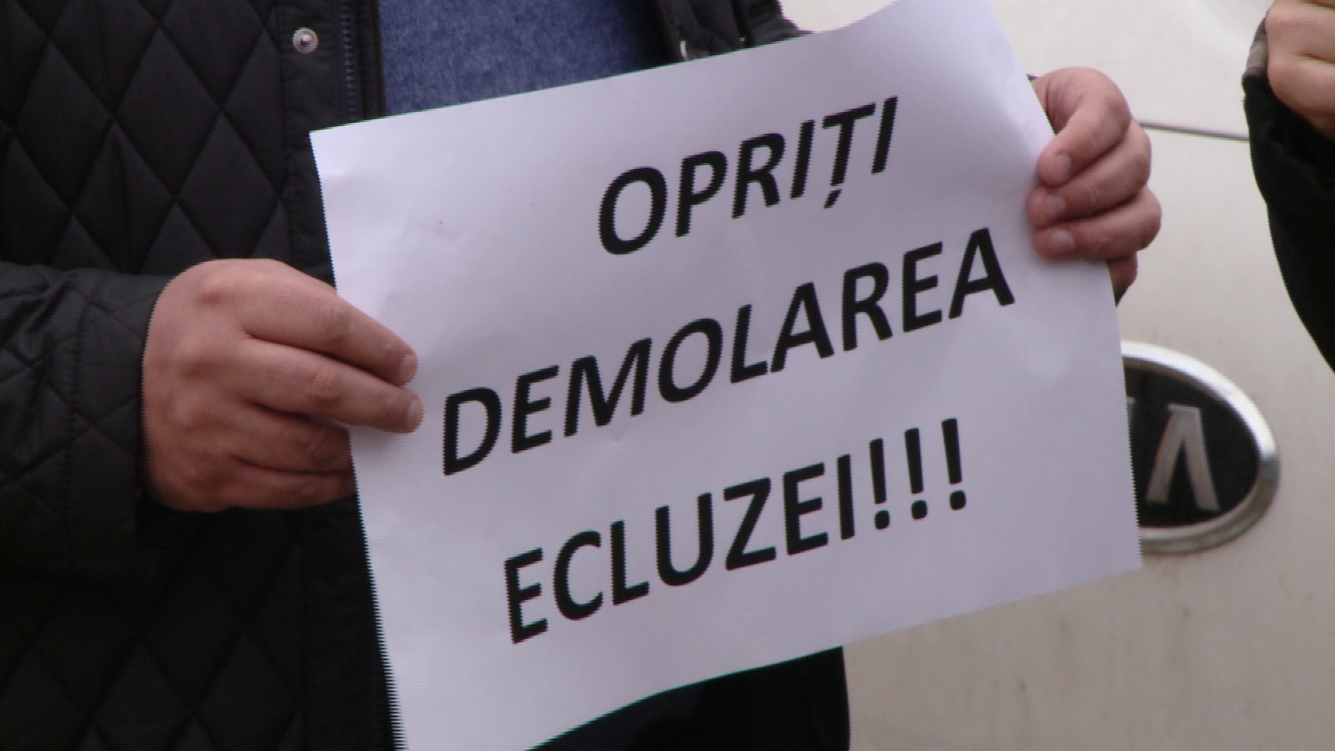 „Opriti demolarea ecluzei!”. Cativa timisoreni au protestat impotriva mutarii stavilarului descoperit in Piata 700. FOTO - Imaginea 1
