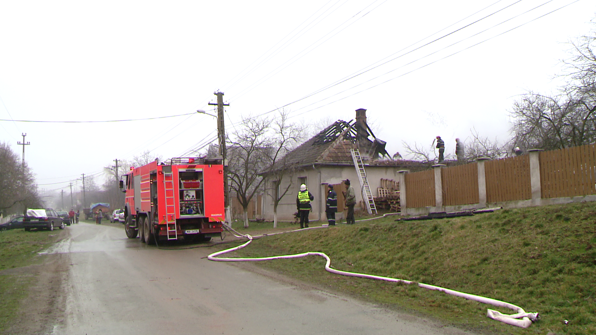Incendiu la o casa din judetul Timis. Acoperisul a fost distrus aproape in intregime. FOTO - Imaginea 9
