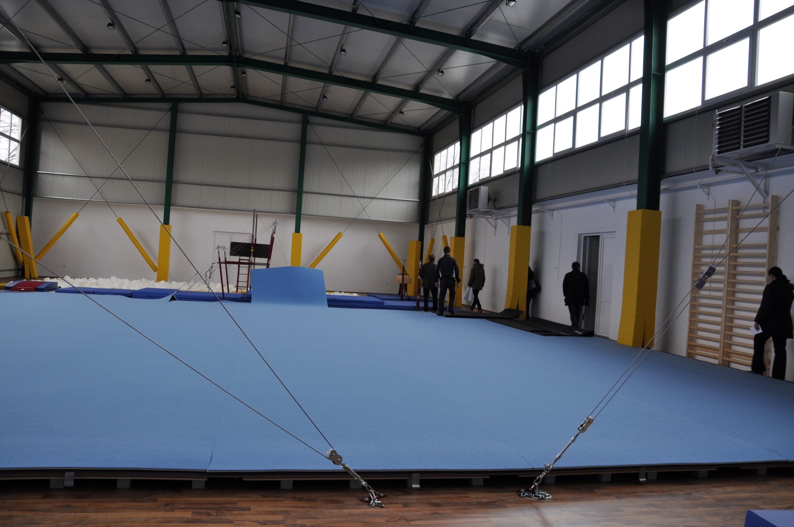 O sala de gimnastica dotata cu echipamente de nivel olimpic a fost inaugurata in Arad. FOTO - Imaginea 1